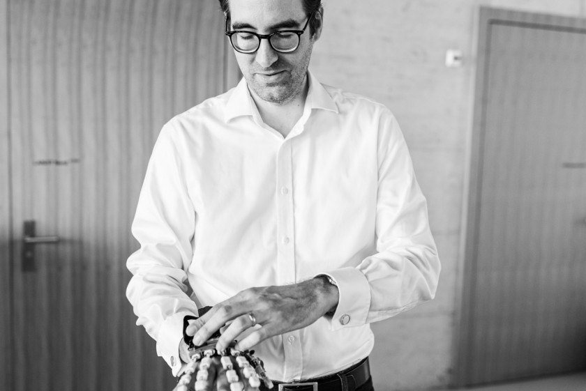 Olivier Lambercy mit einem Robotikgerät zur Rehabilitation der Finger (Foto von Mafe Fernandez)