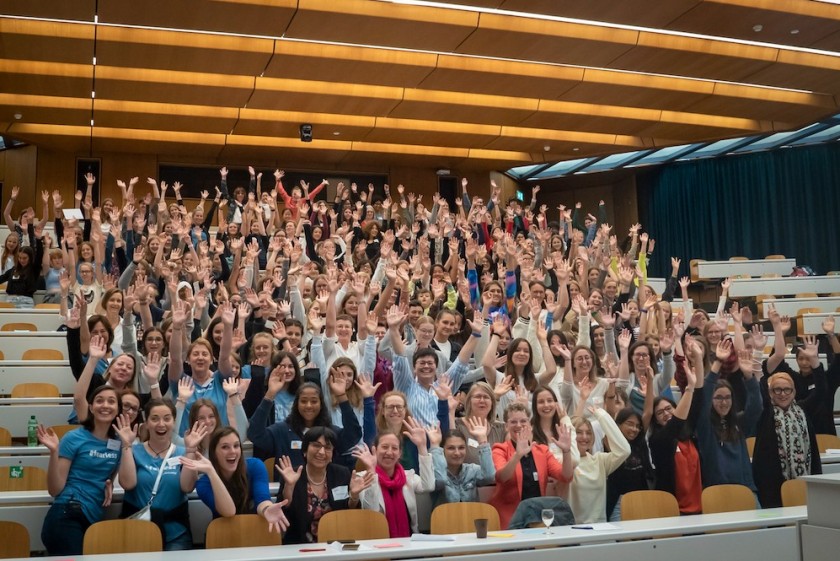 Die 120 jungen Frauen, die an dem Programm Swiss TecLadies teilnehmen werden, zusammen mit ihren „Mentorinnen” während Welcome Days, der an der Technischen Hochschule Lausanne organisiert wurde (Foto SATW)