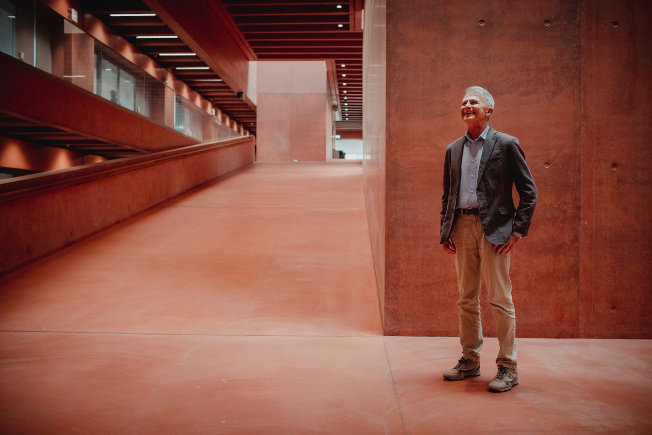 Silvio Seno auf der grossen Rampe des am Bahnhof Mendrisio gelegenen Campus der SUPSI (Foto: Marian Duven)