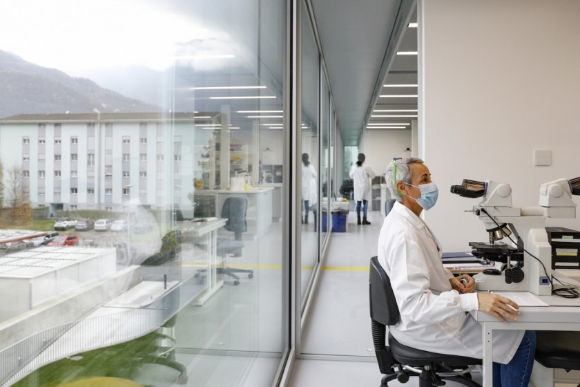 Ricercatori al lavoro nel palazzo che ospita Bios+, a Bellinzona (foto di Loreta Daulte) 