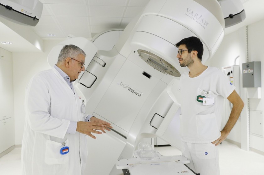 Gianfranco Pesce (a sinistra), responsabile clinico del Centro Neuro-oncologico della Svizzera italiana, con Stefano Leva, capotecnico della radioterapia all’ospedale San Giovanni di Bellinzona (foto di Loreta Daulte)   