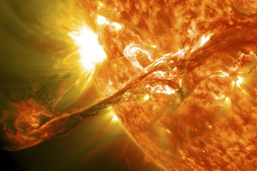 Una spettacolare immagine realizzata dalla NASA, che mostra un’emissione di massa coronale, cioè un’”espulsione” di materiale (formato soprattutto da elettroni e protoni) dalla parte più esterna del Sole, chiamata corona, nell’eliosfera (© NASA/GSFC/SDO)