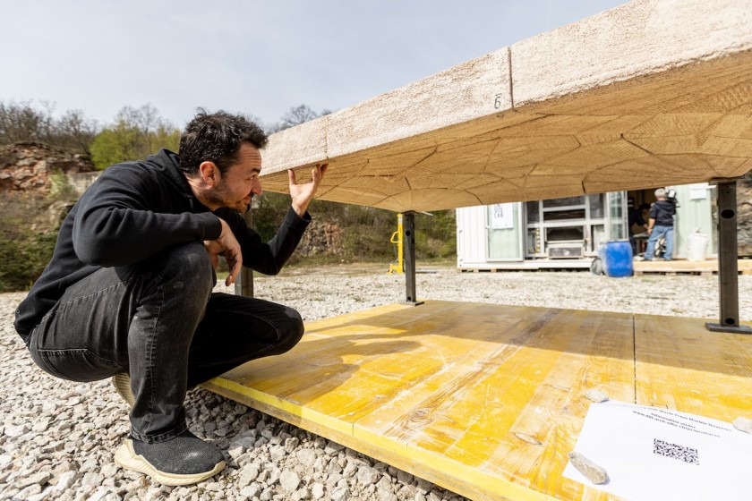 Francesco Ranaudo, Forscher am Institut für Technologie in der Architektur der ETH, betrachtet den Prototypen, der auf der Architekturbiennale ausgestellt werden wird (Foto von Chiara Micci / Garbani)