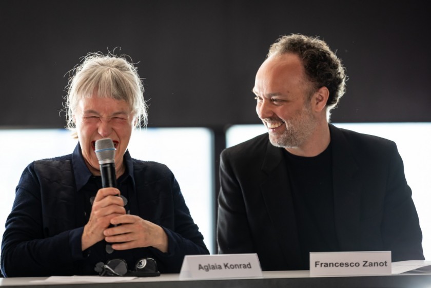 Im Teatro dell’Architettura Mendrisio die Ausstellung „What mad pursuit“ unter der Leitung von Francesco Zanot. Eine Reise voller „Provokationen“ (und Debatten) durch die Bilder von Aglaia Konrad, Bas Princen und Armin Linke