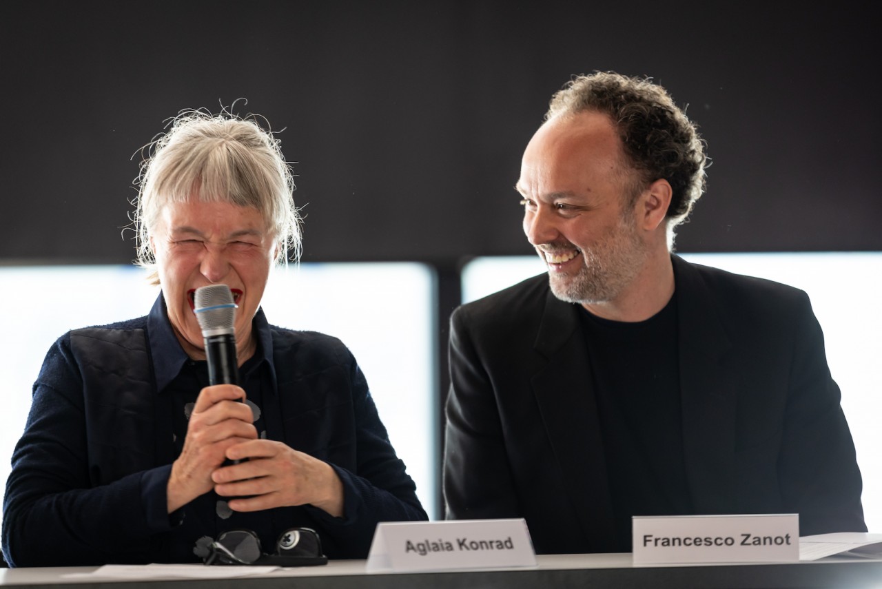 La fotografa Aglaia Konrad e Francesco Zanot, curatore della mostra "What mad pursuit", durante la conferenza stampa di presentazione (foto di Chiara Micci / Garbani)