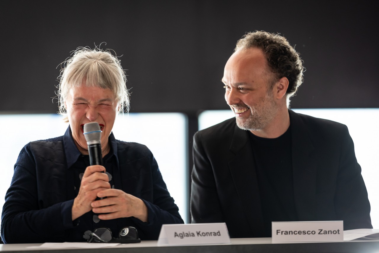 La fotografa Aglaia Konrad e Francesco Zanot, curatore della mostra "What mad pursuit", durante la conferenza stampa di presentazione (foto di Chiara Micci / Garbani) La fotografa Aglaia Konrad e Francesco Zanot, curatore della mostra "What mad pursuit", durante la conferenza stampa di presentazione (foto di Chiara Micci / Garbani)