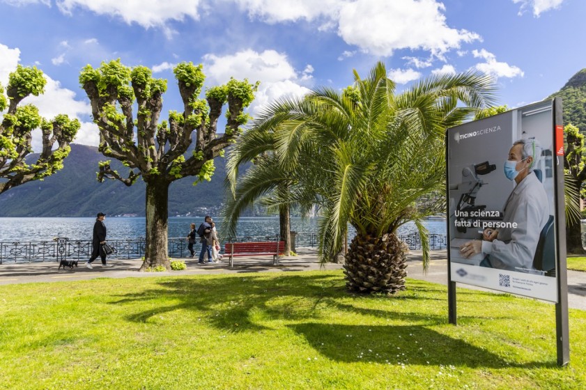 Sul lungolago di Lugano, uno dei manifesti della campagna "Una scienza fatta di persone" (foto di Chiara Micci / Garbani)