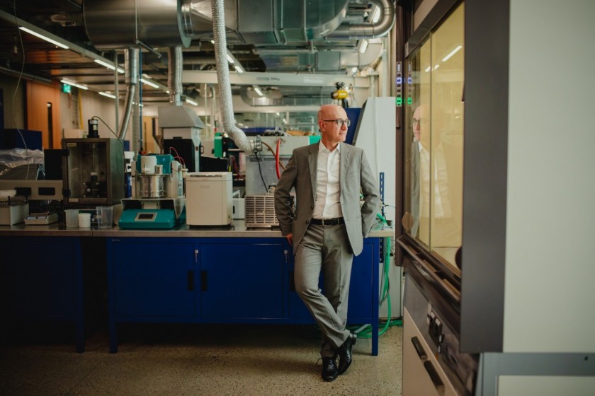 Emanuele Carpanzano nei laboratori SUPSI del Campus est di Viganello (foto di Marian Duven)