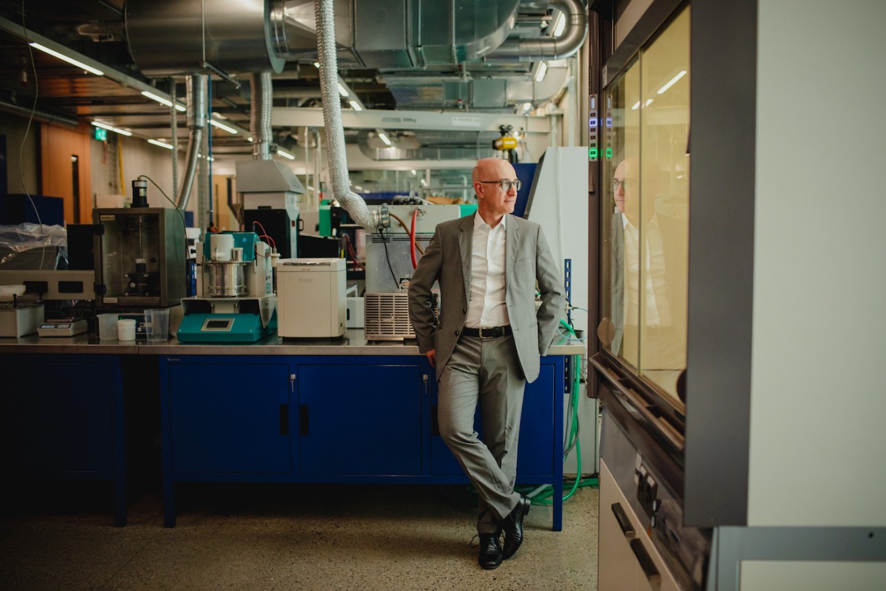 Emanuele Carpanzano nei laboratori SUPSI del Campus est di Viganello (foto di Marian Duven)