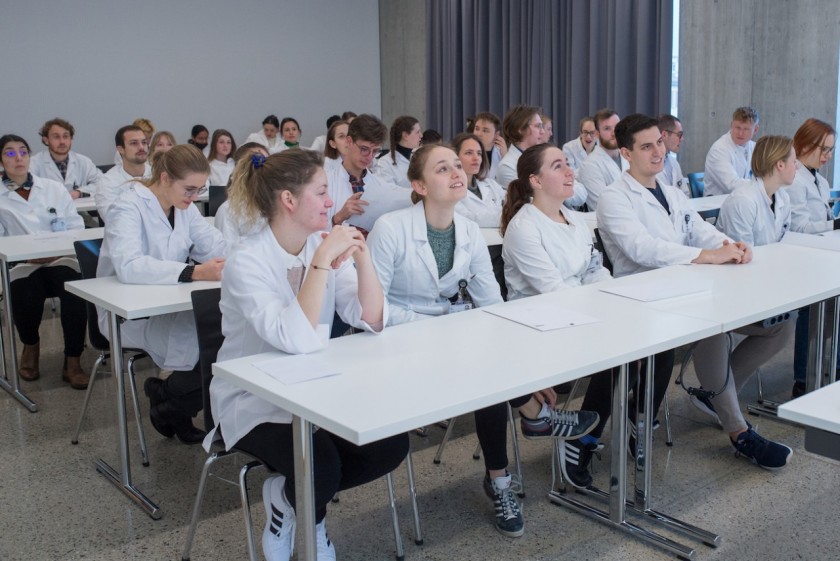 Studenti del Master in medicina durante una simulazione dell’esame federale OSCE nel marzo scorso (foto di Alfio Tommasini)