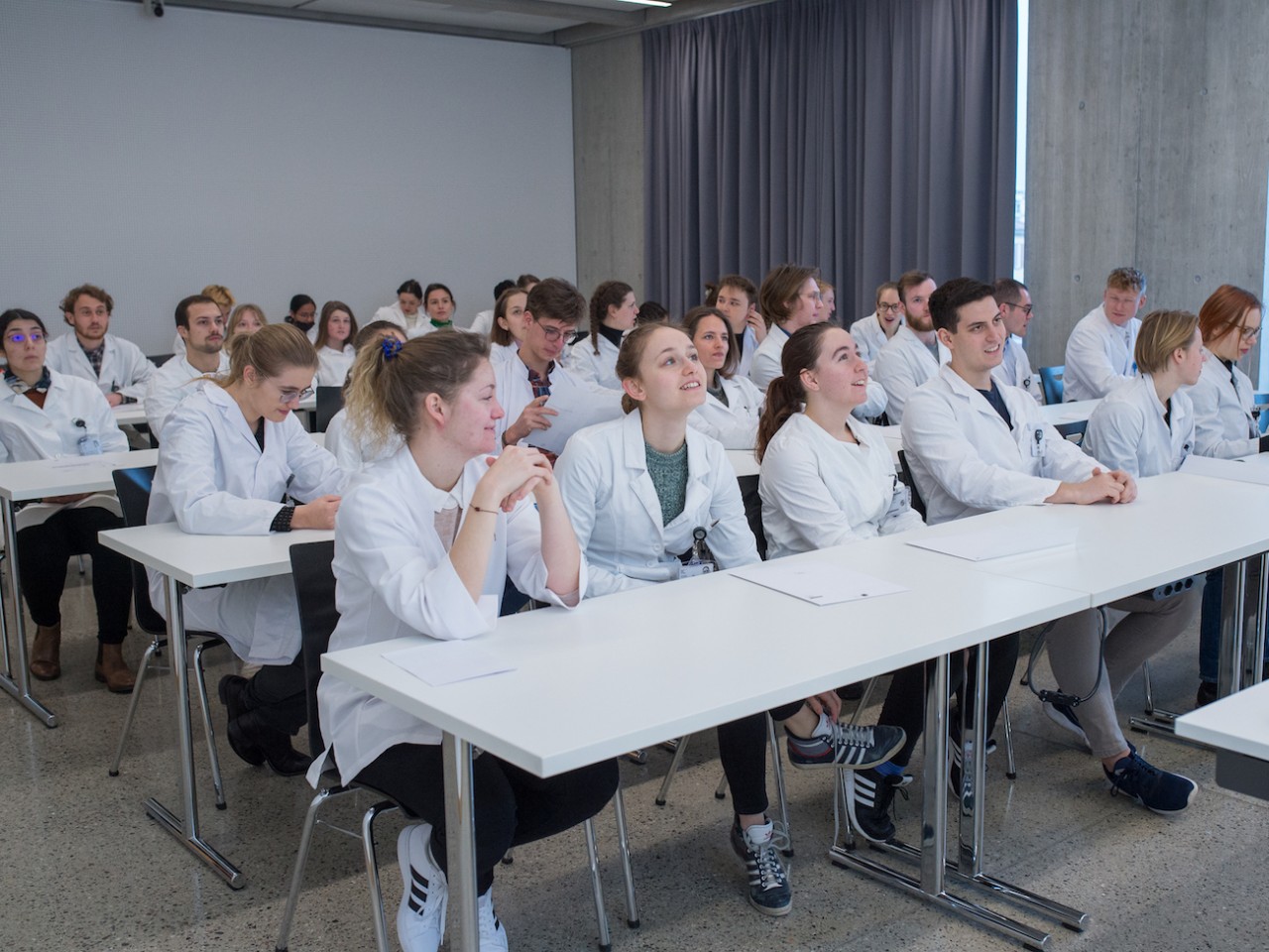 Studenti del Master in medicina durante una simulazione dell’esame federale OSCE nel marzo scorso (foto di Alfio Tommasini)