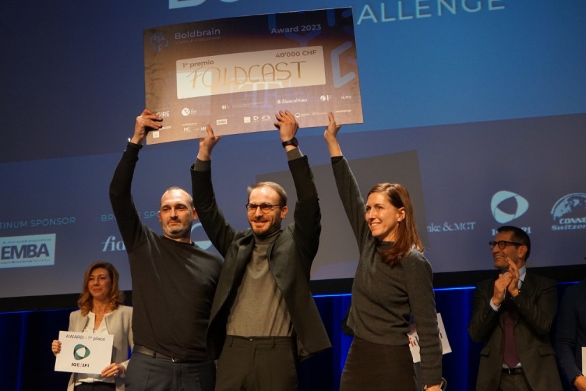 Die Mitbegründer von "Foldcast" (von links, Andrea Realini, Fabio Amicarelli und Ena Lloret-Fritschi) halten die "Urkunde" des ersten Preises hoch (Foto von Eugenio Celesti)