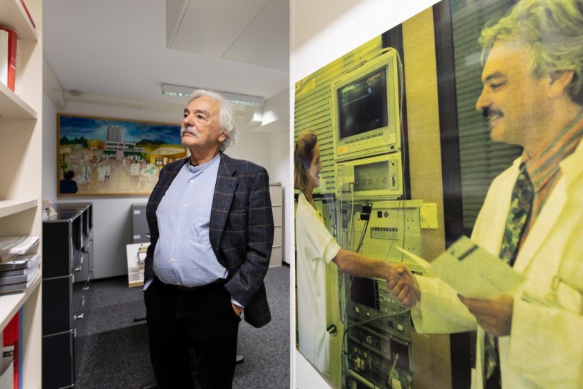 Per 33 anni Roberto Malacrida è stato primario di medicina intensiva negli ospedali di Bellinzona e Lugano. Una grande foto, su una parete degli uffici della Fondazione Sasso Corbaro, ricorda quel periodo (foto di Chiara Micci / Garbani)