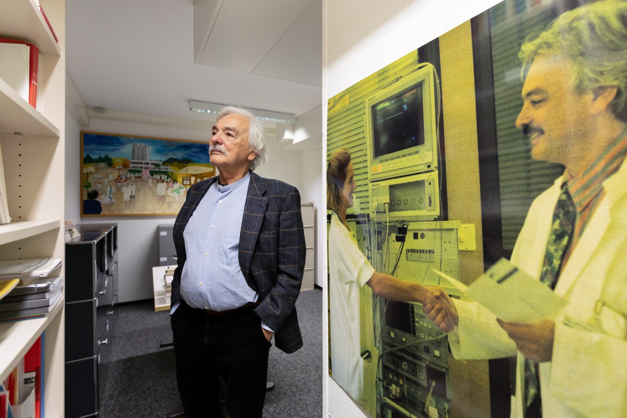 Per 33 anni Roberto Malacrida è stato primario di medicina intensiva negli ospedali di Bellinzona e Lugano. Una grande foto, su una parete degli uffici della Fondazione Sasso Corbaro, ricorda quel periodo (foto di Chiara Micci / Garbani)