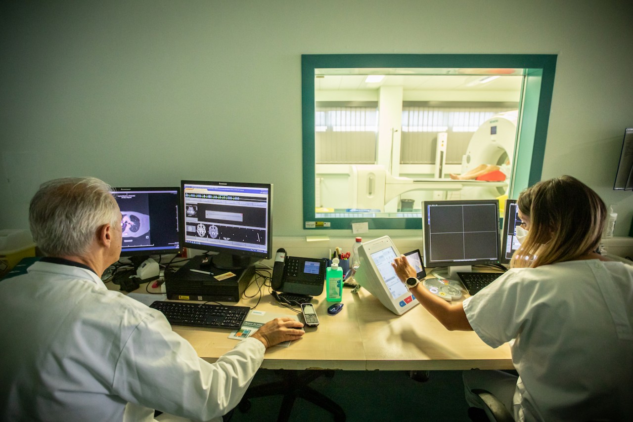 La "cabina di controllo" di una delle attrezzature di medicina nucleare all’ospedale Civico di Lugano (foto di Chiara Micci / Garbani)