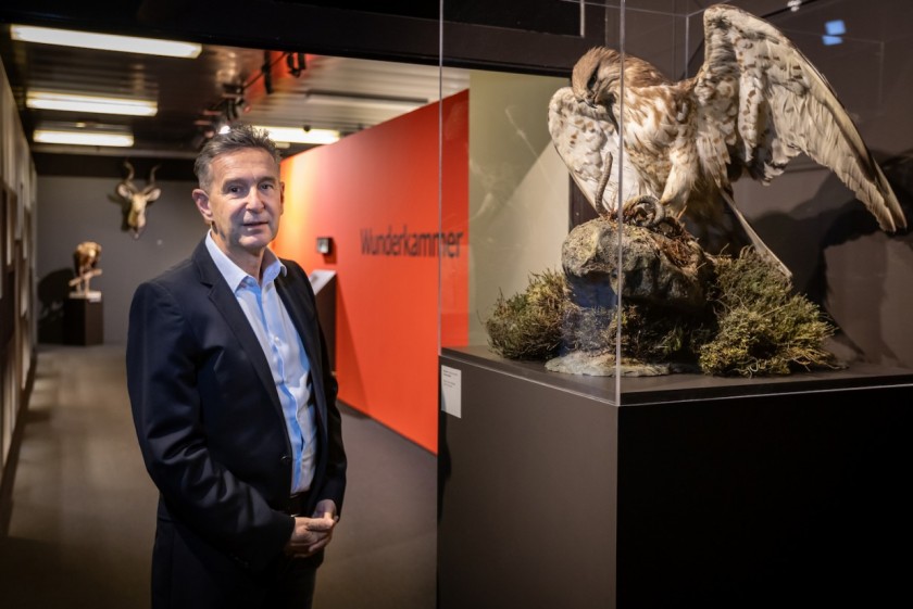 Filippo Rampazzi, direttore del Muso cantonale di storia naturale, accanto alla teca del "biancone", simbolo del museo (foto di Chiara Micci / Garbani)  