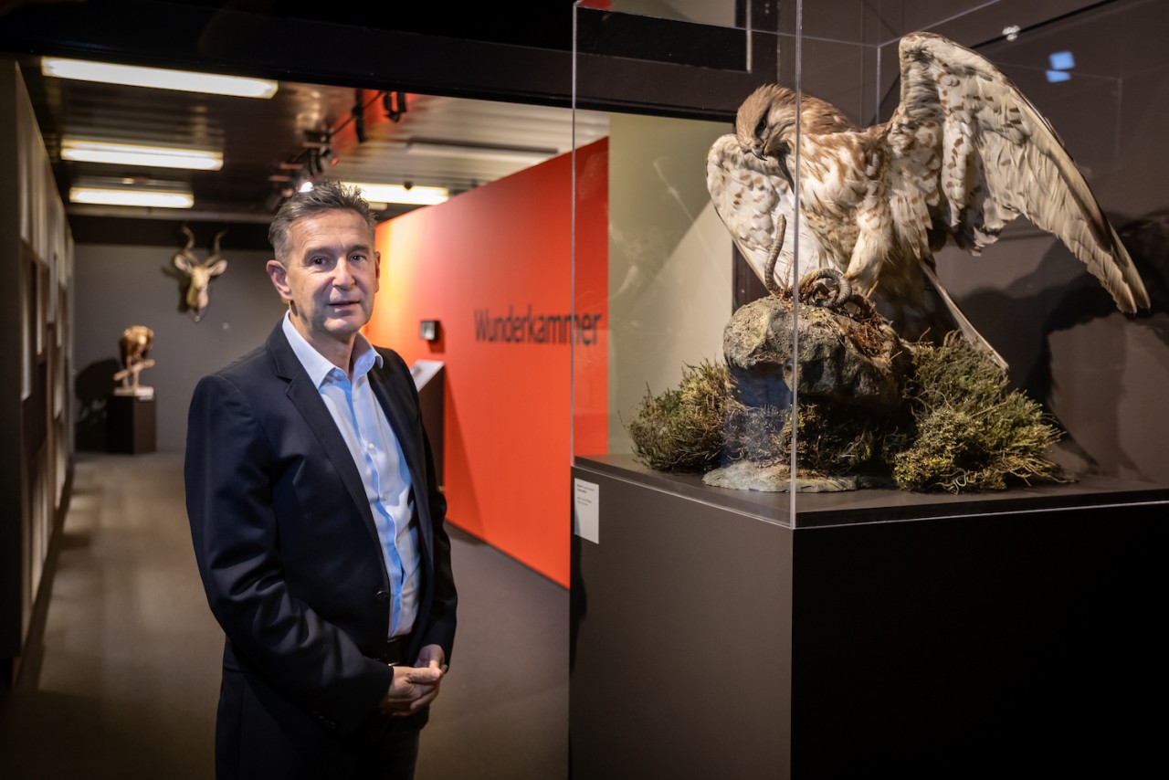 Filippo Rampazzi, direttore del Muso cantonale di storia naturale, accanto alla teca del "biancone", simbolo del museo (foto di Chiara Micci / Garbani)  