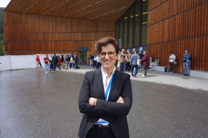 Alessandra Cristaudi, Chirurgin am Regionalspital Lugano (Leber- und Bauchspeicheldrüsenerkrankungen), vor dem Kongresszentrum in Davos (Foto: Eugenio Celesti)