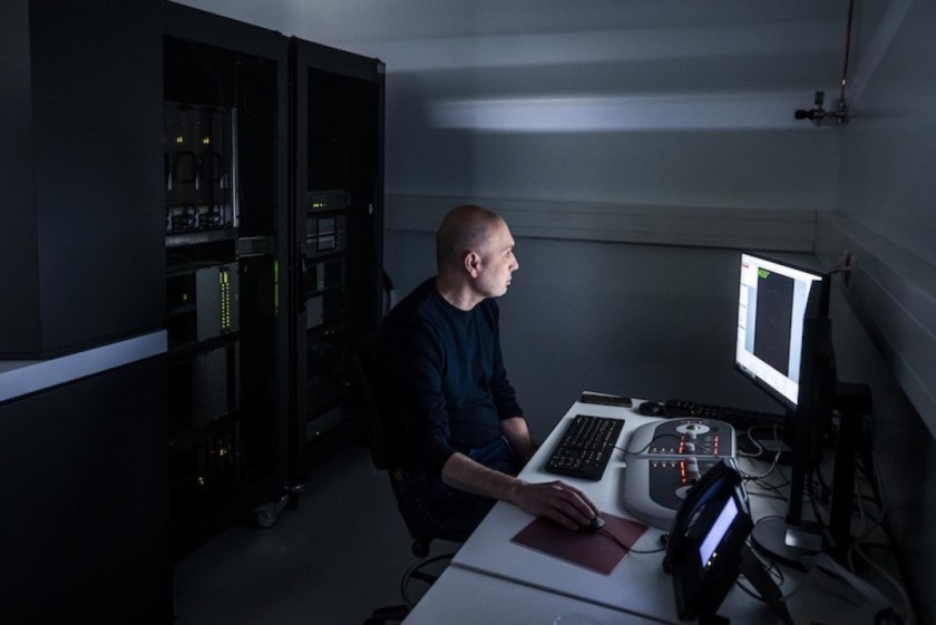 Andrea Raimondi nella sala di microscopia elettronica di Bios+ a Bellinzona (Foto Ti-Press)  