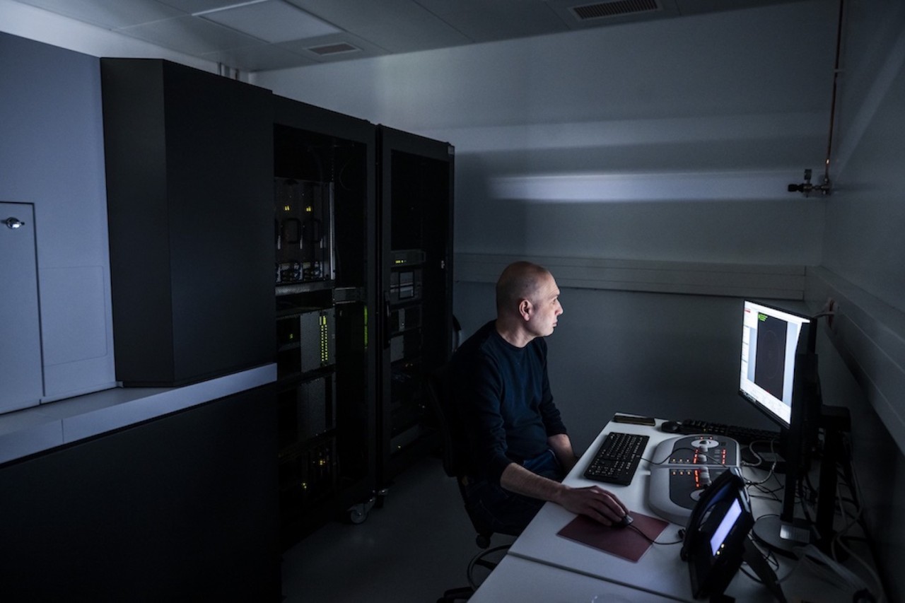 Andrea Raimondi nella sala di microscopia elettronica di Bios+ a Bellinzona (Foto Ti-Press) Andrea Raimondi nella sala di microscopia elettronica di Bios+ a Bellinzona (Foto Ti-Press)