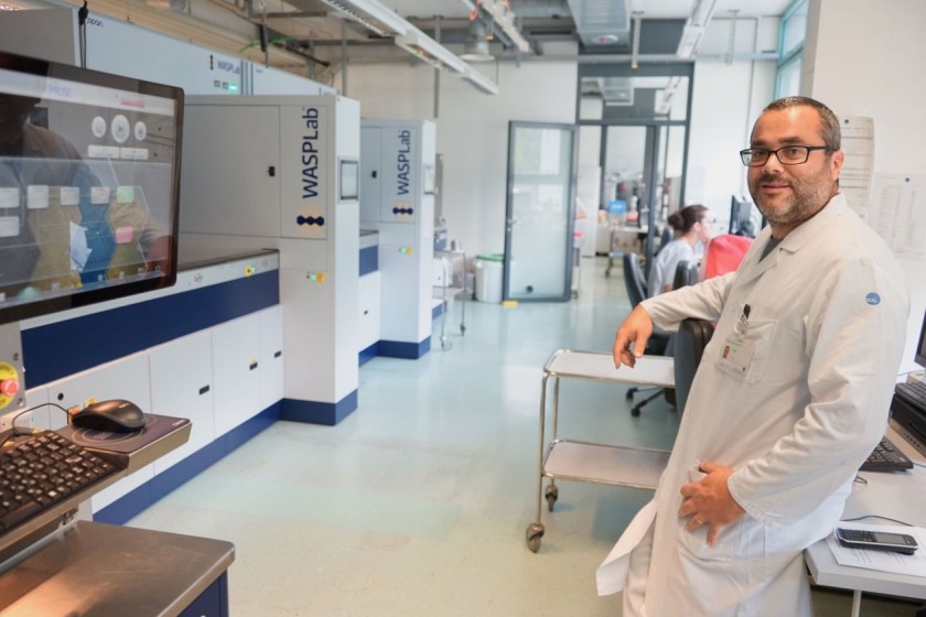 Elia Cattani, capolaboratorio del Servizio di microbiologia dell’EOC (foto di Eugenio Celesti)