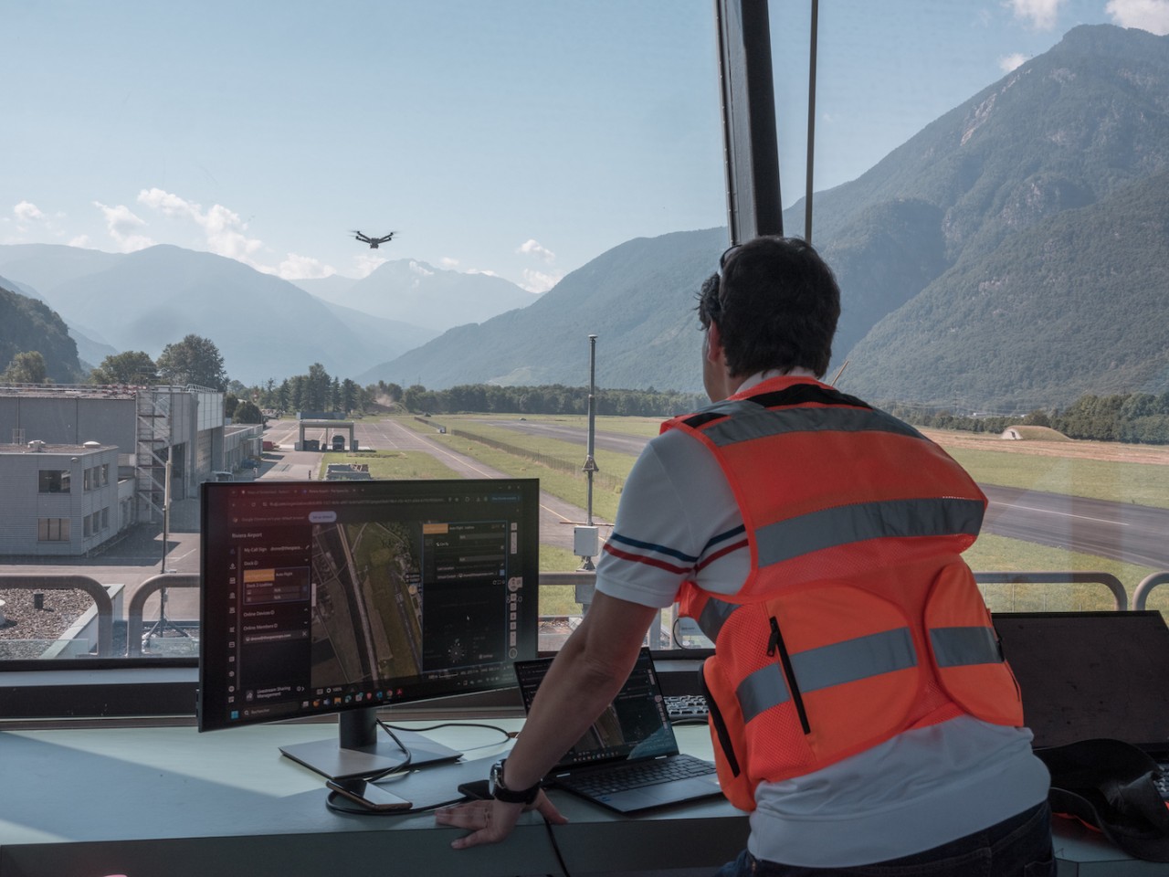 La torre di controllo dell’aeroporto di Lodrino (foto di Alfio Tommasini) La torre di controllo dell’aeroporto di Lodrino (foto di Alfio Tommasini)