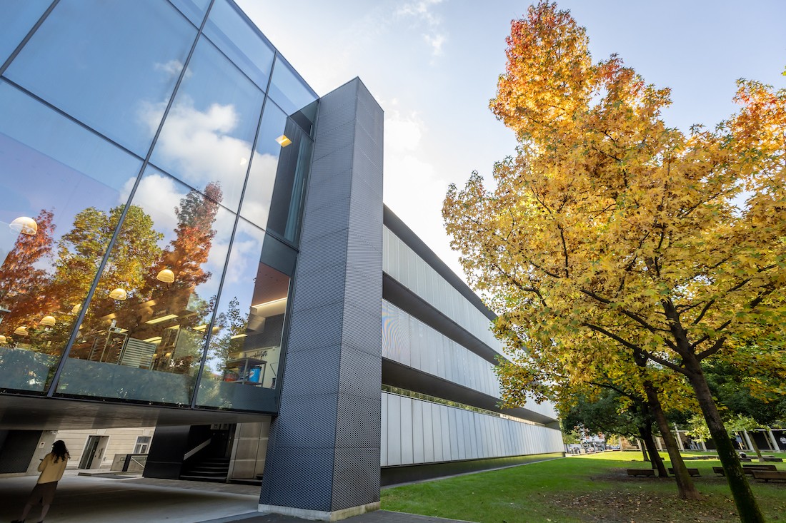Der „Schwarze Palast“ auf dem Westcampus von Lugano, in dem die Fakultät für Informatik bei ihrer Gründung untergebracht war (Foto von Chiara Micci / Garbani) Der „Schwarze Palast“ auf dem Westcampus von Lugano, in dem die Fakultät für Informatik bei ihrer Gründung untergebracht war (Foto von Chiara Micci / Garbani)