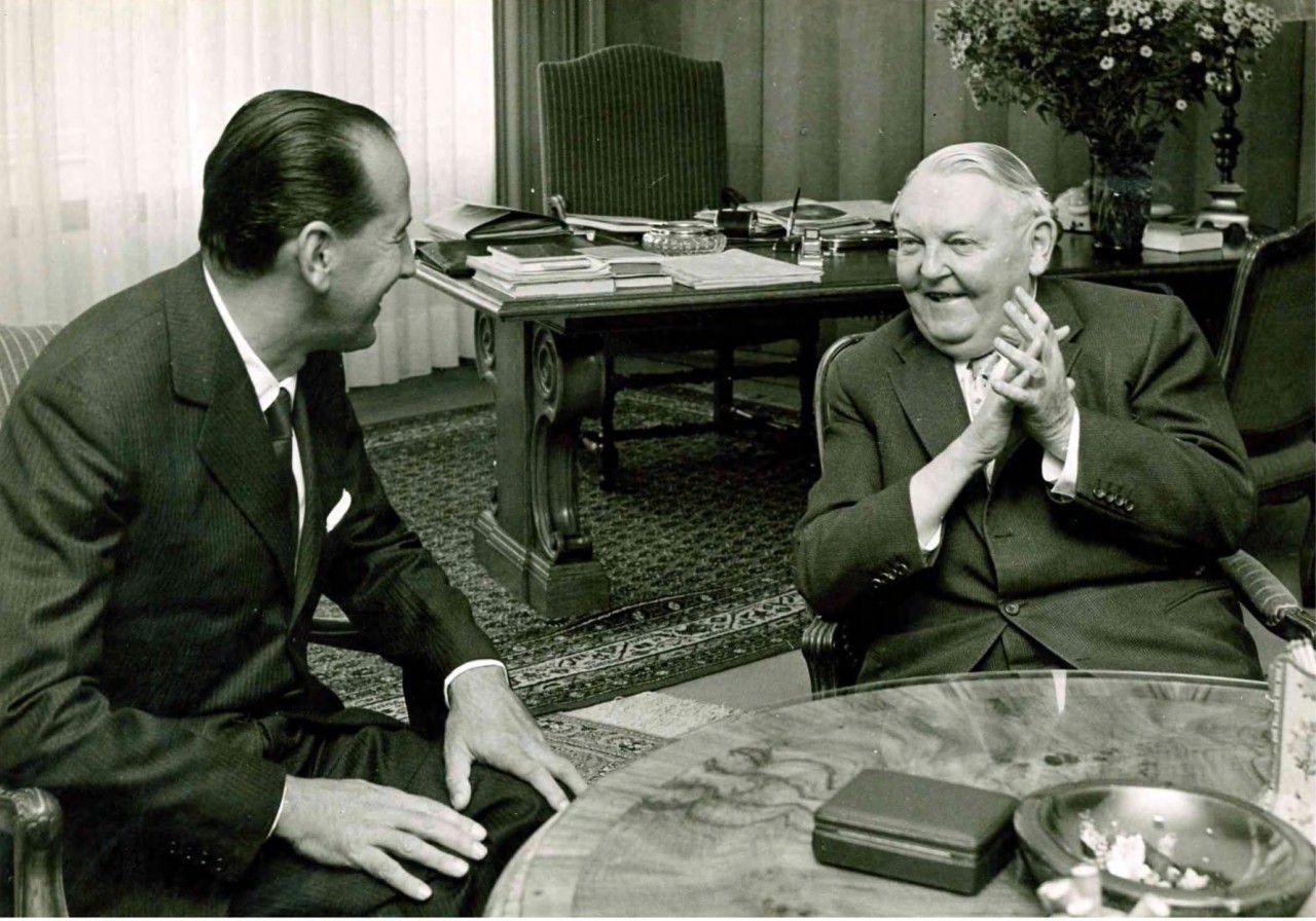 Angelo Dalle Molle (a sinistra) con Ludwig Erhard, cancelliere federale della Germania Ovest negli anni ’60 (© Fondazione Dalle Molle per la Qualità della Vita) Angelo Dalle Molle (a sinistra) con Ludwig Erhard, cancelliere federale della Germania Ovest negli anni ’60 (© Fondazione Dalle Molle per la Qualità della Vita)