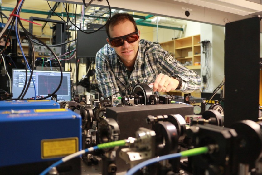 Simone Colombo nel laboratorio che dirige all’Università del Connecticut (© Foto UConn) 