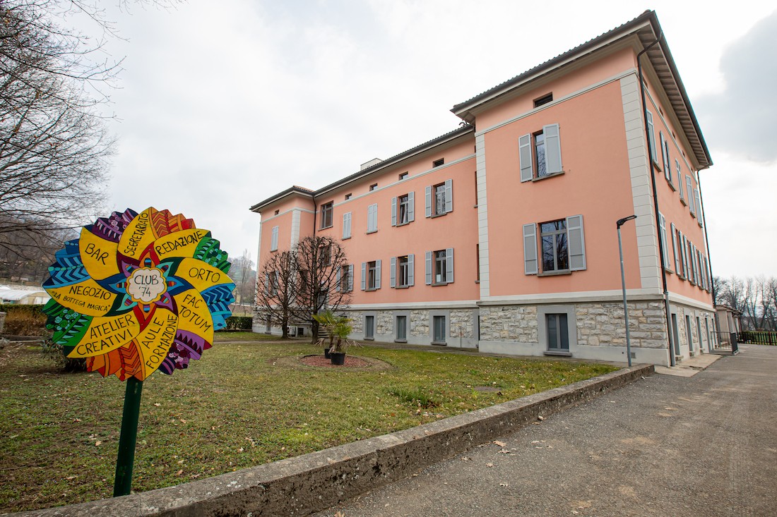 Uno degli edifici gestiti dall’Organizzazione Sociopsichiatrica Cantonale (OSC) a Mendrisio (foto di Chiara Micci / Garbani) Uno degli edifici gestiti dall’Organizzazione Sociopsichiatrica Cantonale (OSC) a Mendrisio (foto di Chiara Micci / Garbani)