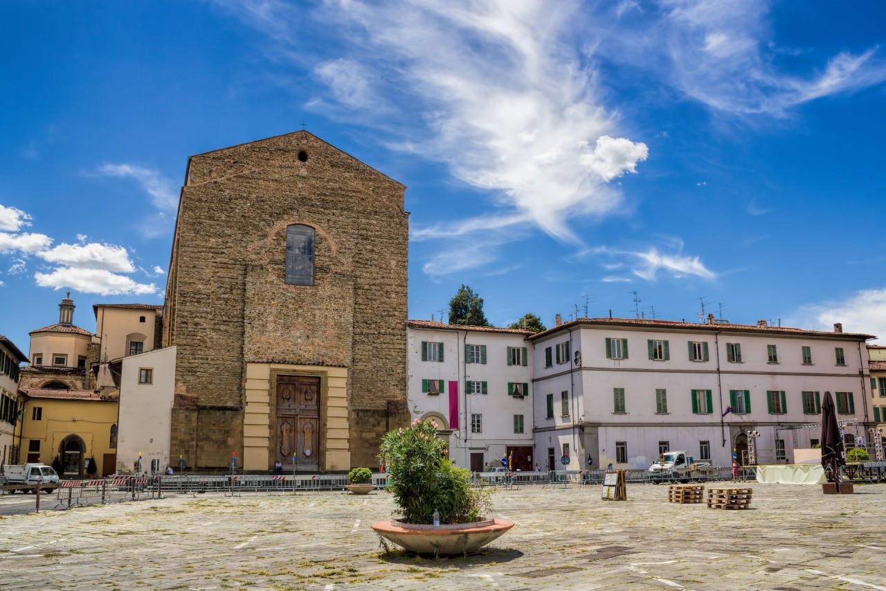 La facciata in pietra grezza della chiesa di Santa Maria del Carmine a Firenze, che accoglie al suo interno la Cappella Brancacci (foto dell’agenzia Shutterstock)