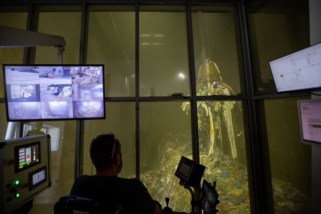 Un operatore specializzato, da dietro una grande parete di cristallo, suddivide i rifiuti utilizzando un “ragno” meccanico (foto di Chiara Micci/Garbani) Un operatore specializzato, da dietro una grande parete di cristallo, suddivide i rifiuti utilizzando un “ragno” meccanico (foto di Chiara Micci/Garbani)