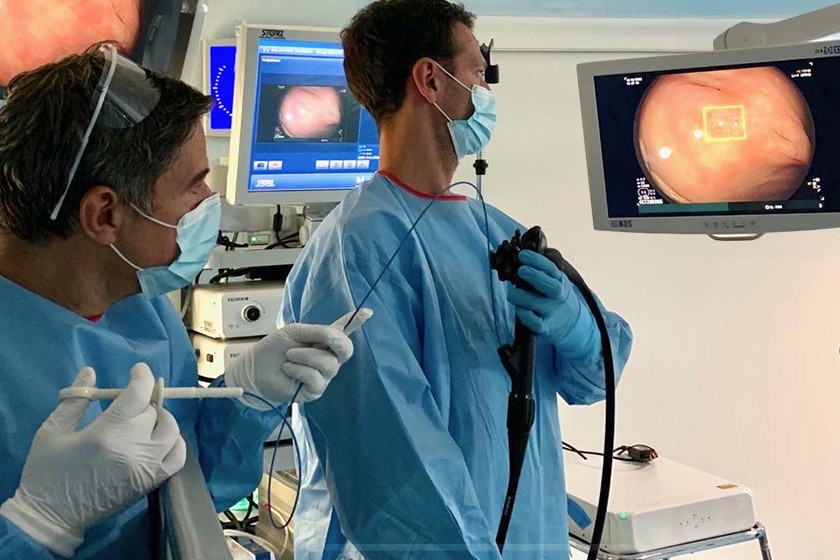 Il gastroenterologo dell’EOC Gianluca Lollo (a sinistra) e l’infermiere Donato Telesca durante una colonscopia eseguita utilizzando un sistema di intelligenza artificiale (foto EOC)  