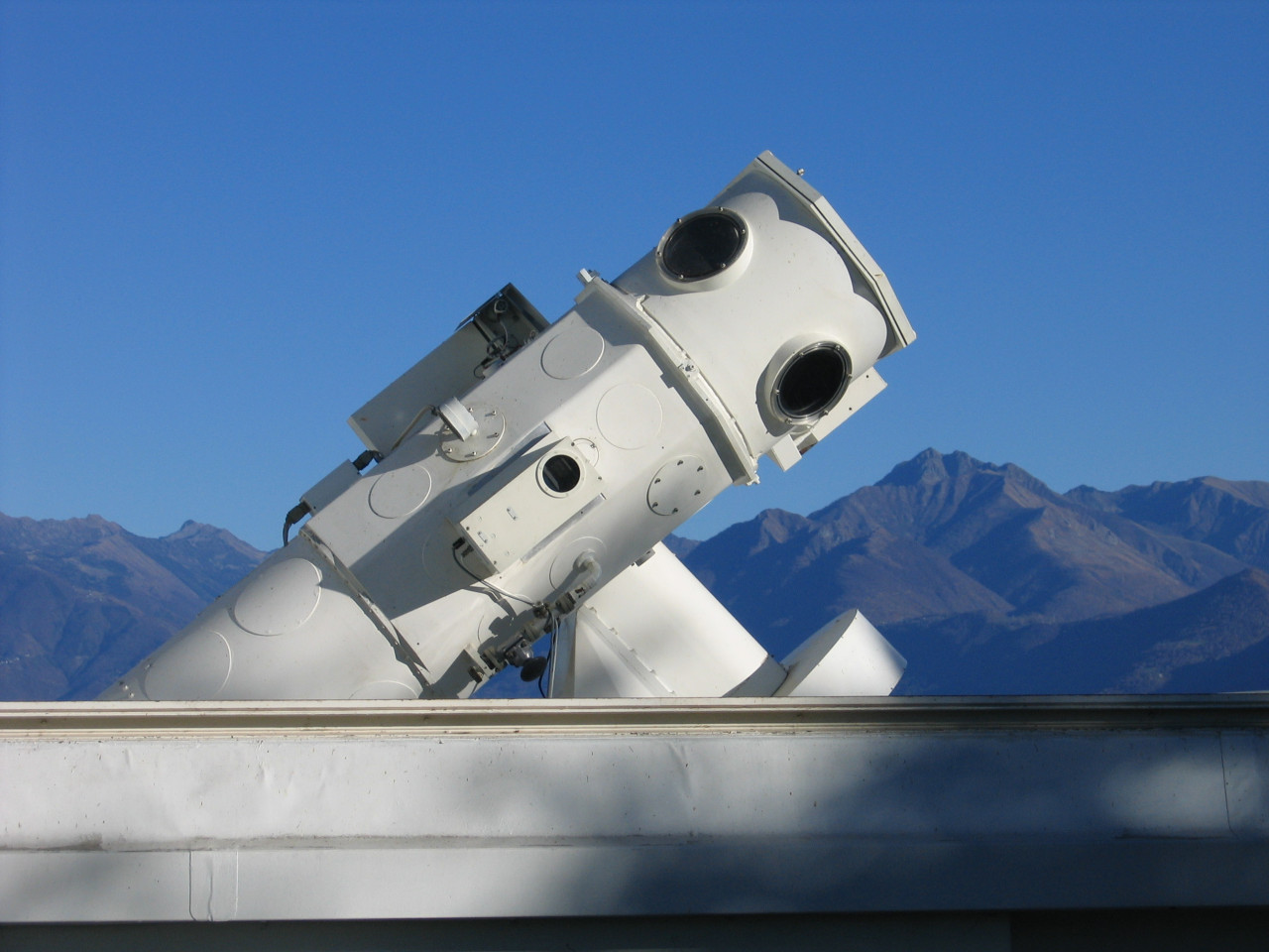 Un’attrezzatura per lo studio del magnetismo solare attraverso la spettropolarimetria (© foto IRSOL)  