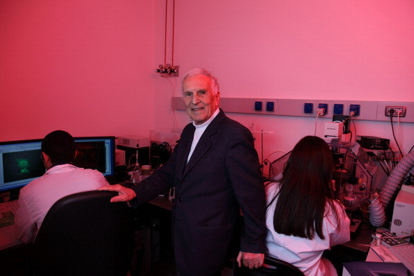 Silvio Garattini nei laboratori dell’Istituto Mario Negri di Milano (© Getty Images - Mondadori Portfolio)