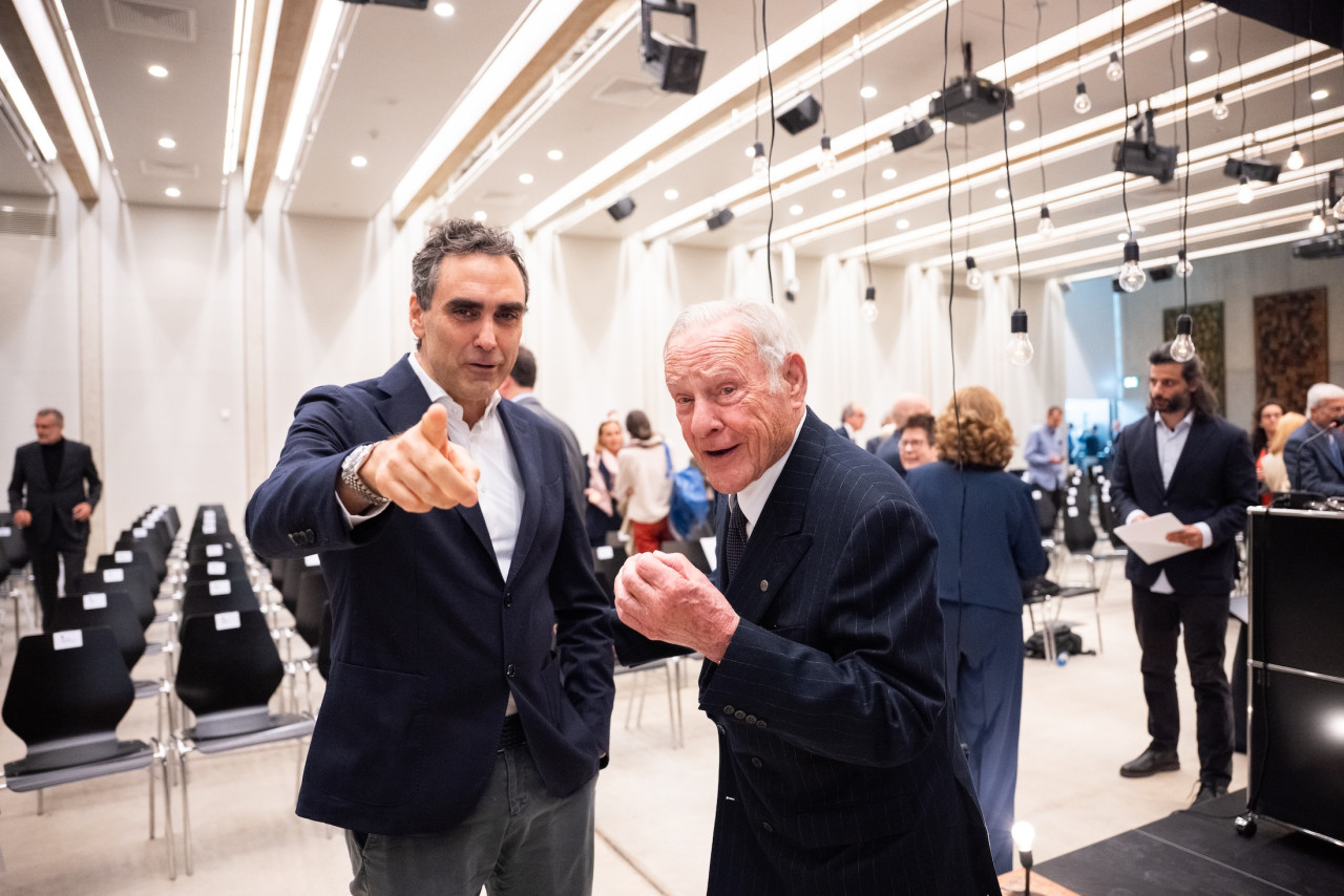 Arturo Licenziati (a destra) con Andrea Alimonti, direttore dell’Istituto Oncologico di Ricerca, durante il Dies Academicus 2025 dell’Università della Svizzera italiana (foto di Alessandro Crinari)
