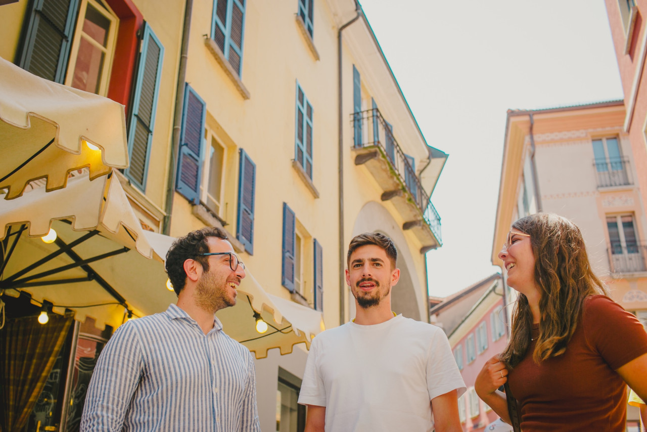 Da sinistra, Manuel Colucci, Jonas Van Lent e Lisa Pavinato nel centro storico di Bellinzona (foto di Marian Duven)