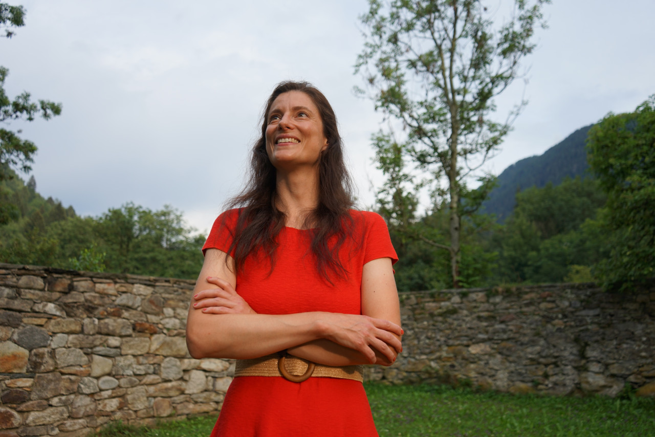 Anna Faye McLeod al termine della conferenza organizzata dalla Fondazione Dazio Grande a Rodi-Fiesso (foto di Eugenio Celesti)