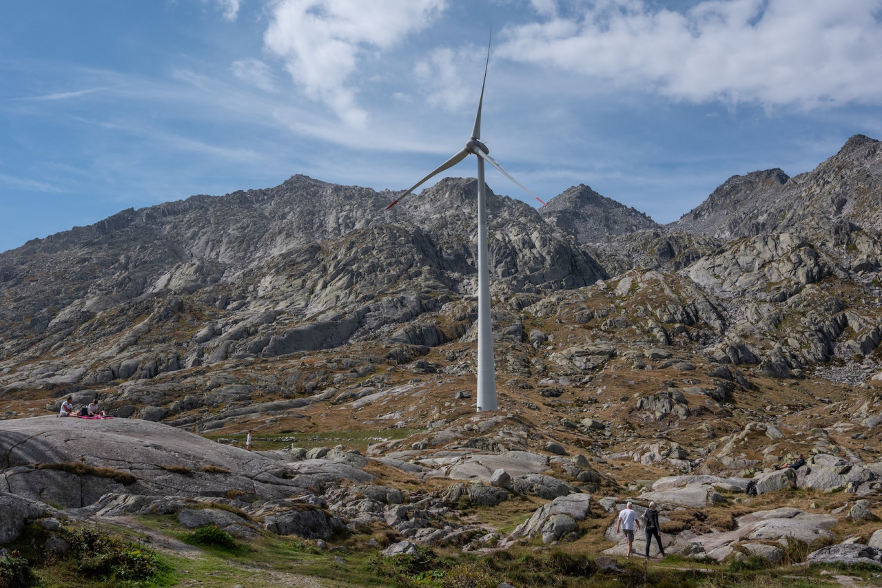 Una delle cinque turbine attualmente installate al passo del San Gottardo (foto di Alfio Tommasini)