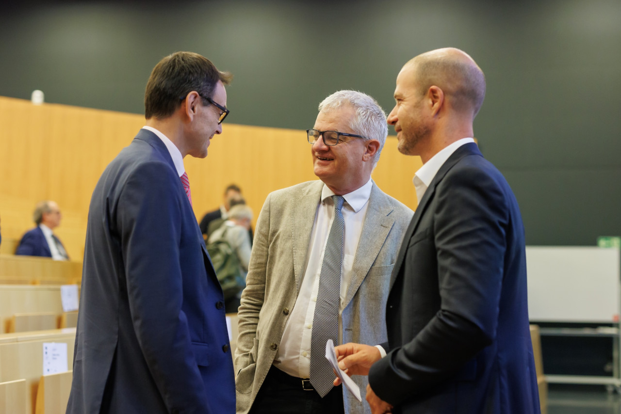 Da sinistra, il consigliere di Stato Raffaele De Rosa, il professor Alain Kaelin e il professor Alessandro Ceschi durante l’inaugurazione dell’IRT (foto di Chiara Micci/Garbani) Da sinistra, il consigliere di Stato Raffaele De Rosa, il professor Alain Kaelin e il professor Alessandro Ceschi durante l’inaugurazione dell’IRT (foto di Chiara Micci/Garbani)